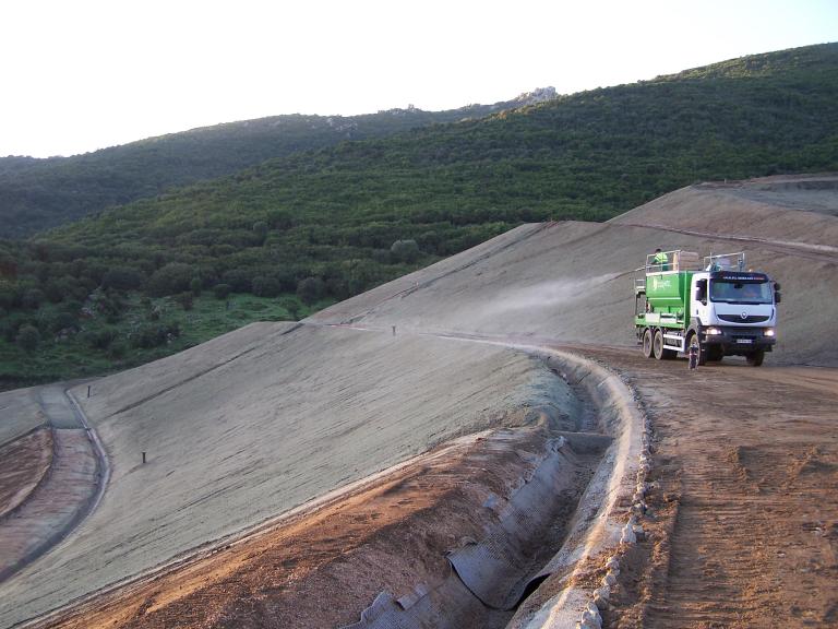 Tout savoir sur l'hydroseeding : la solution de végétalisation rapide et écologique