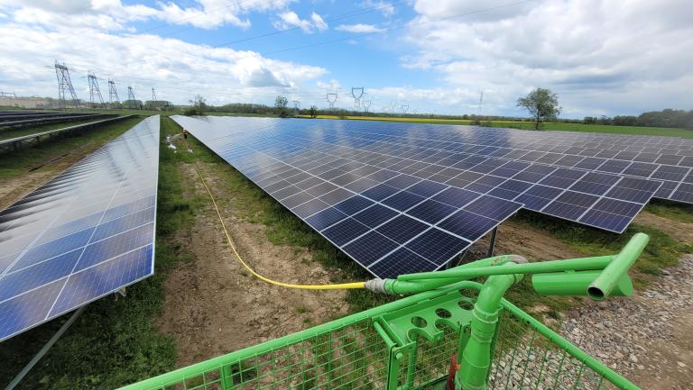 L’hydroseeding appliqué à l’agrivoltaïsme et aux centrales solaires